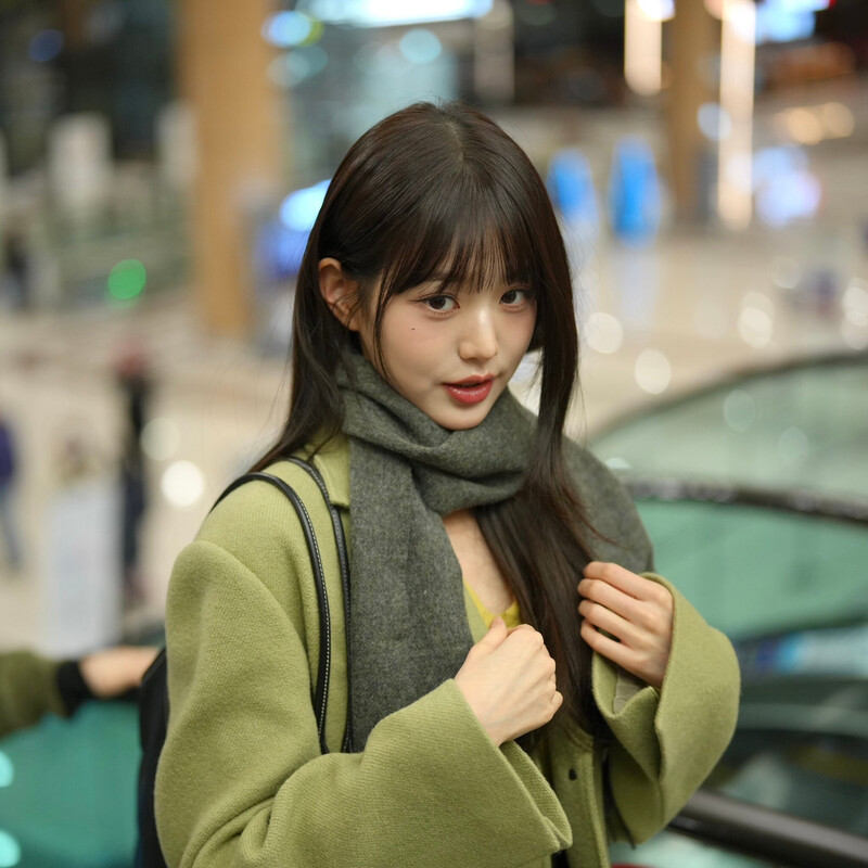 231114 IVE's Wonyoung at Gimpo International Airport (GMP) documents 11