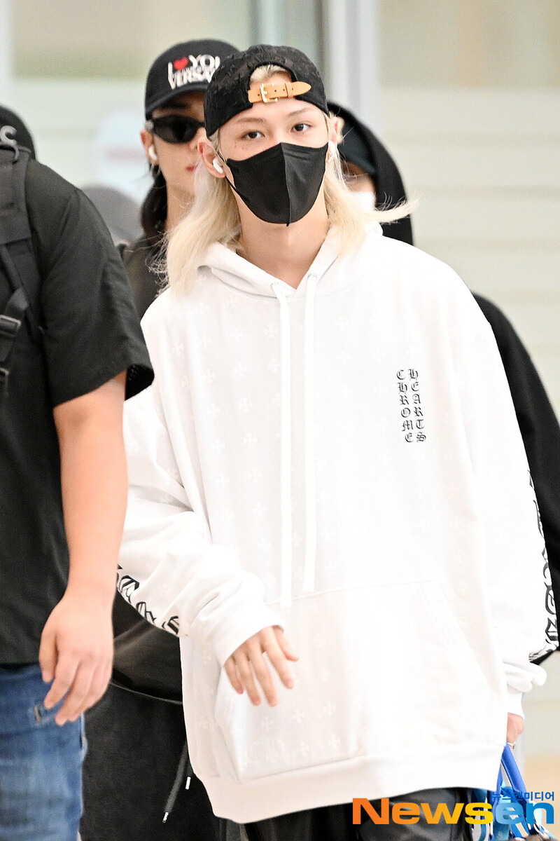 240804 StrayKids Felix at Incheon International Airport documents 2