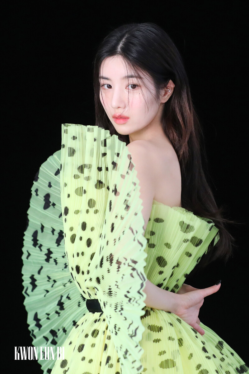 220102 Woollim Naver Post - Kwon Eunbi Maps Magazine Behind documents 16