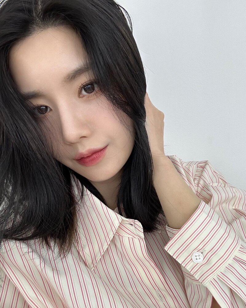 230316 Kwon Eunbi Instagram Update documents 5