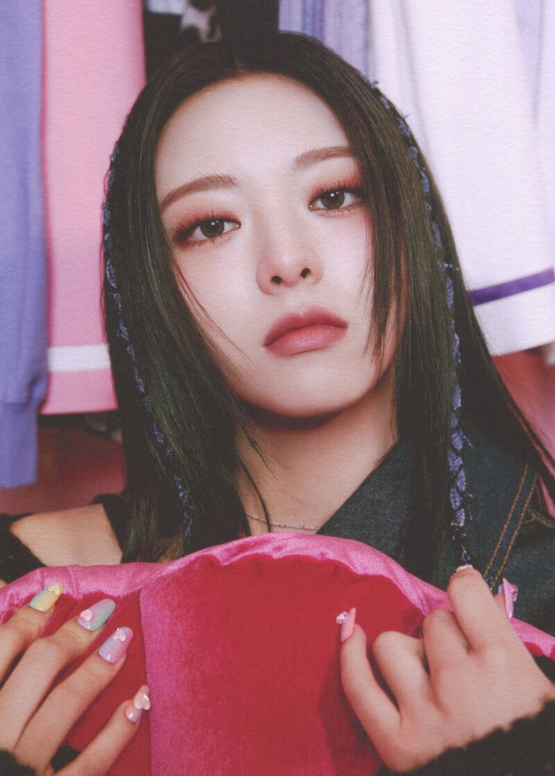 ITZY 'Crazy In Love' Album Scans documents 20