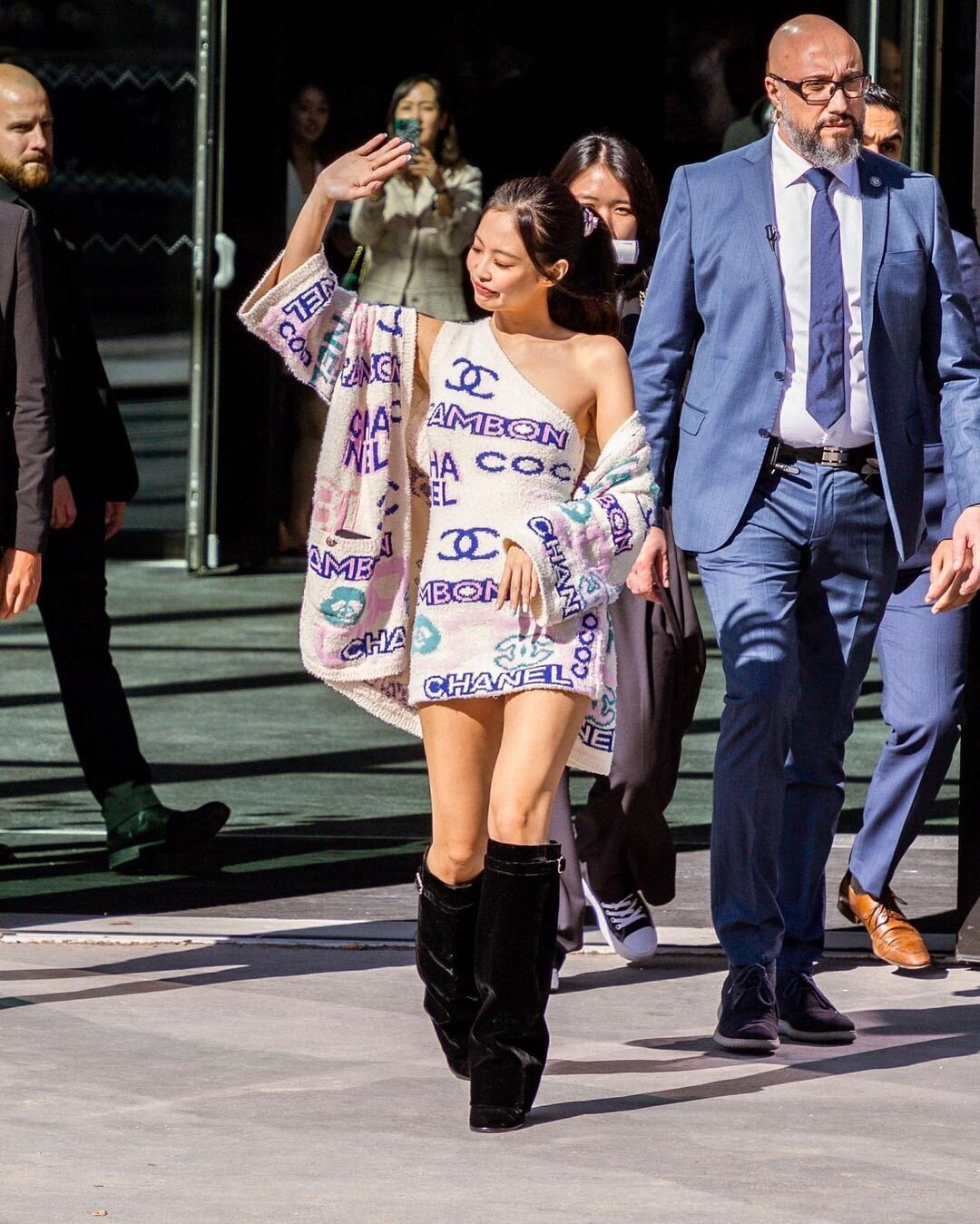 Jennie khoe vai móc áo đẹp đỉnh ở Paris Fashion Week  2sao