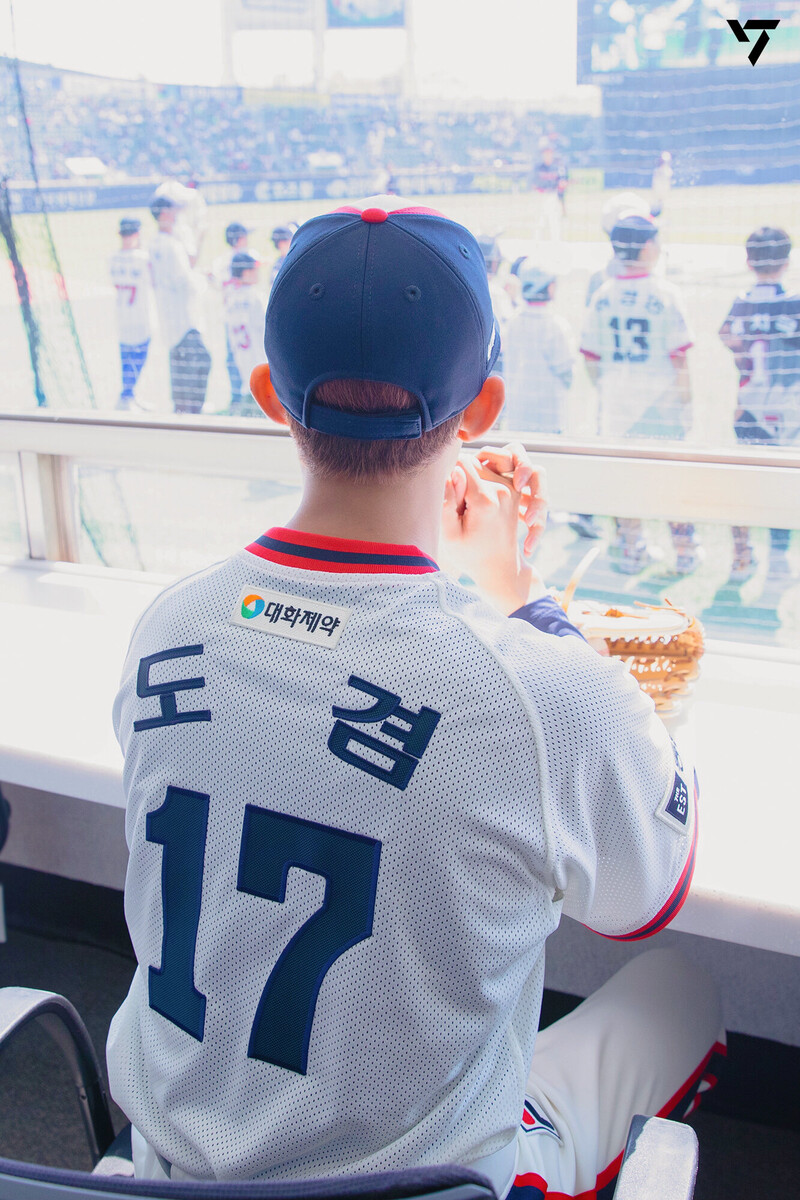 230519 SEVENTEEN Weverse Update - DK First Pitch for Doosan Bears Behind Sketch documents 8