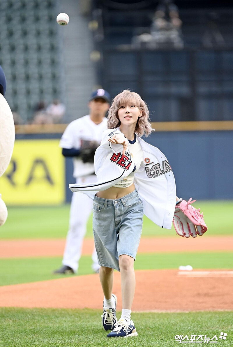 240725 - WINTER Throws the First Pitch for Doosan Bears at Jamsil Baseball Stadium documents 3