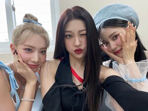 220512 Loona Twitter Update - Kim Lip, Choerry, and JinSoul
