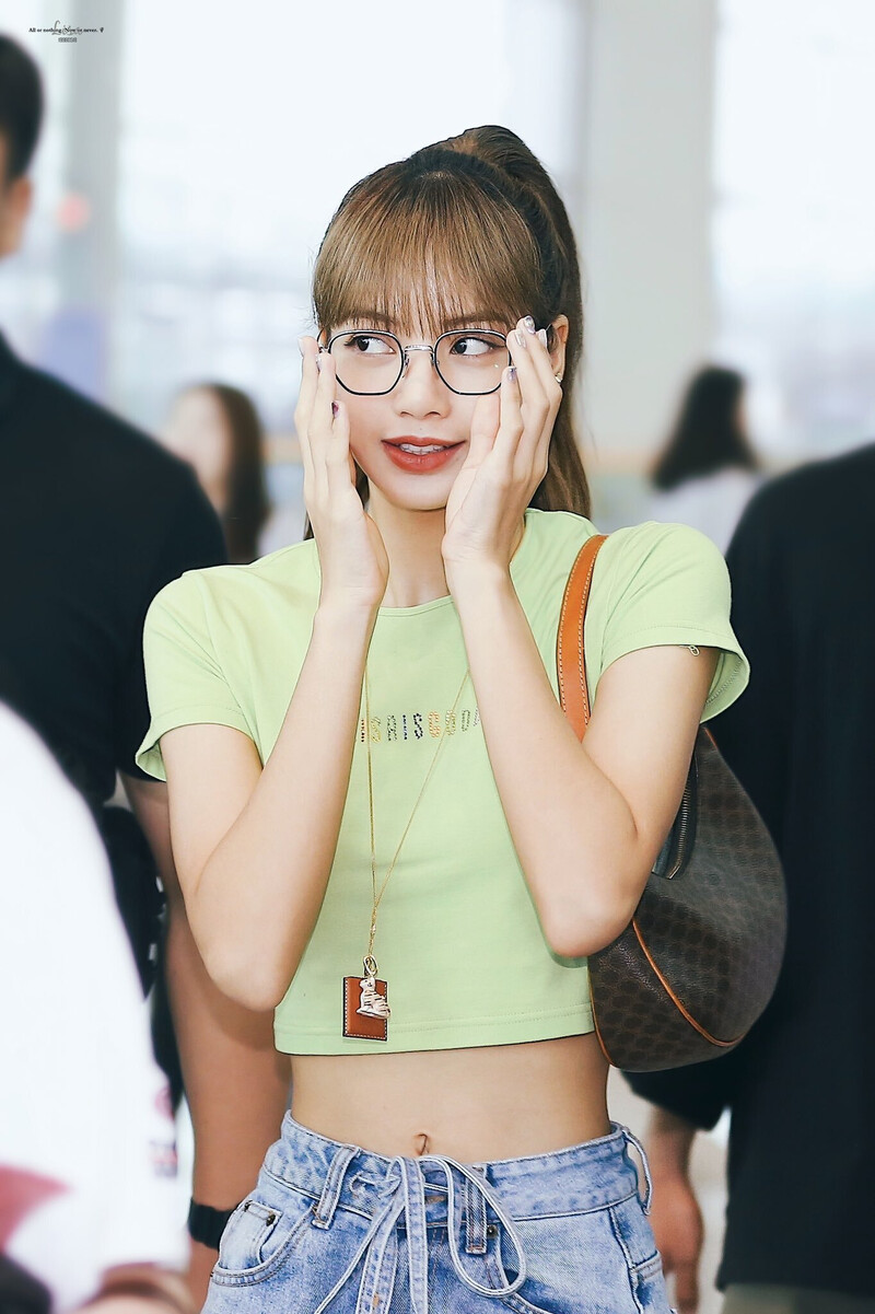 191002 BLACKPINK Lisa at Incheon International Airport documents 6