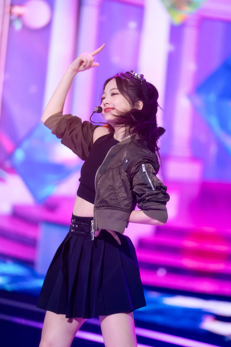 220508 LE SSERAFIM Eunchae - 'Blue Flame' at Inkigayo documents 15