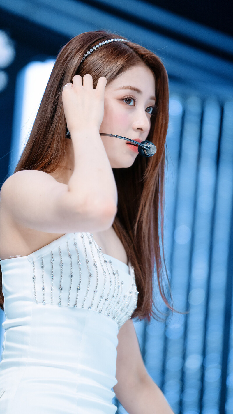 220508 LE SSERAFIM Huh Yunjin - 'FEARLESS' at Inkigayo documents 28