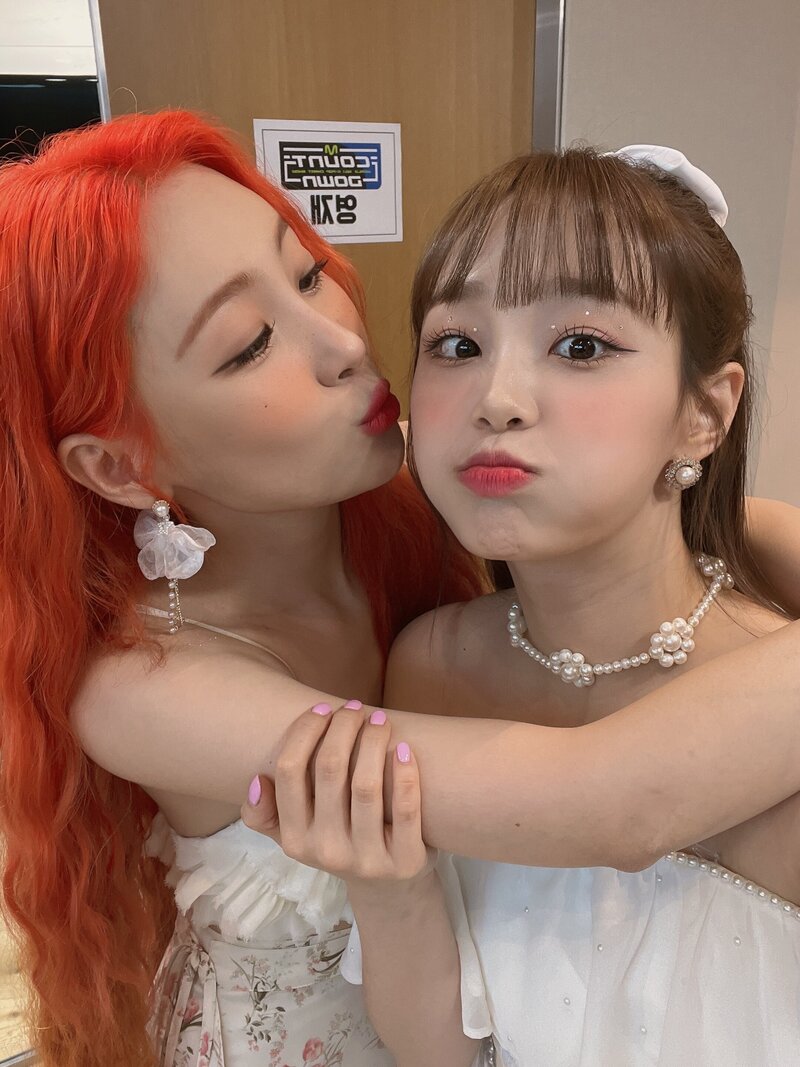 220703 LOONA Twitter Update - Chuu with Sunmi documents 3
