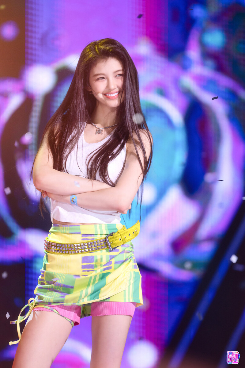 220814 NewJeans Danielle - 'Attention' at Inkigayo documents 5