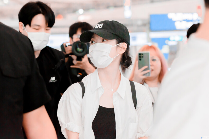 240627 IU at Incheon International Airport documents 2