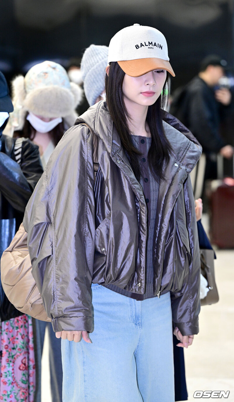 241111 Tzuyu arrival at Gimpo International Airport documents 2