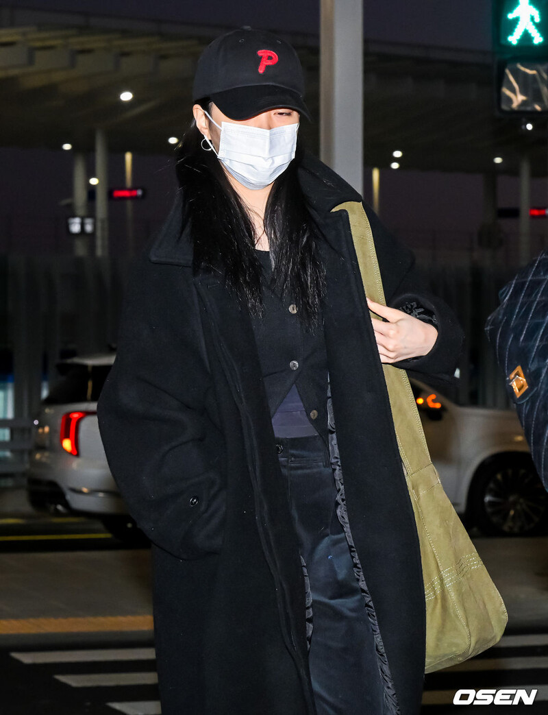 250104 Itzy Ryujin at Incheon Airport documents 1