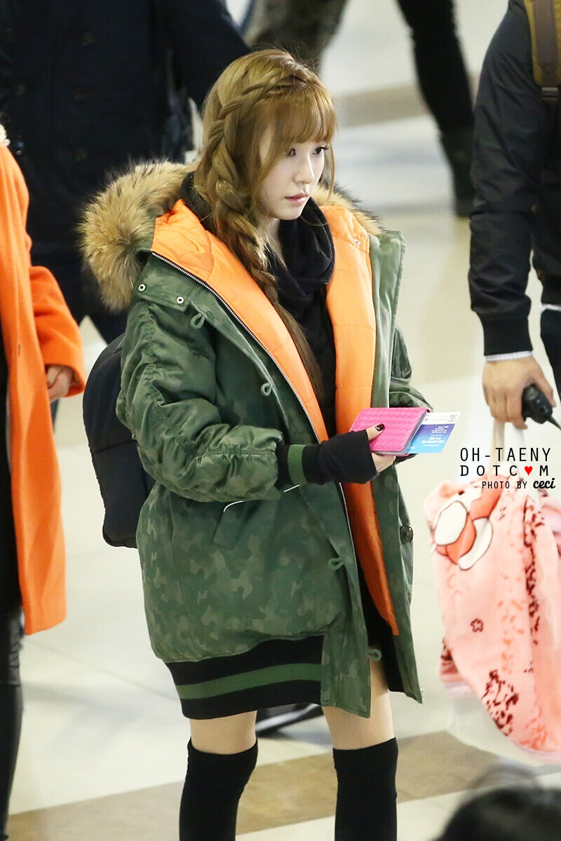 141129 Girls' Generation Tiffany at Gimpo Airport documents 5