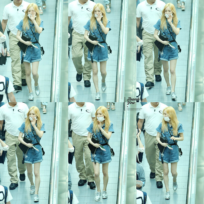 150610 Girls' Generation Taeyeon at Incheon Airport documents 4