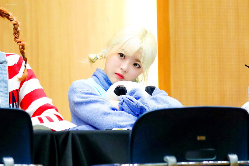 181104 Weki Meki Suyeon at Halloween 'KISS, KICKS' Fansign documents 2