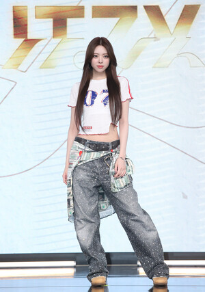 241015 ITZY Yuna - 9th Mini album GOLD Press conference