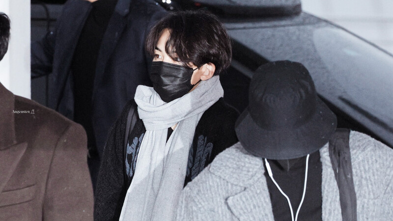 231127 SEVENTEEN Jeonghan at Incheon International Airport documents 5