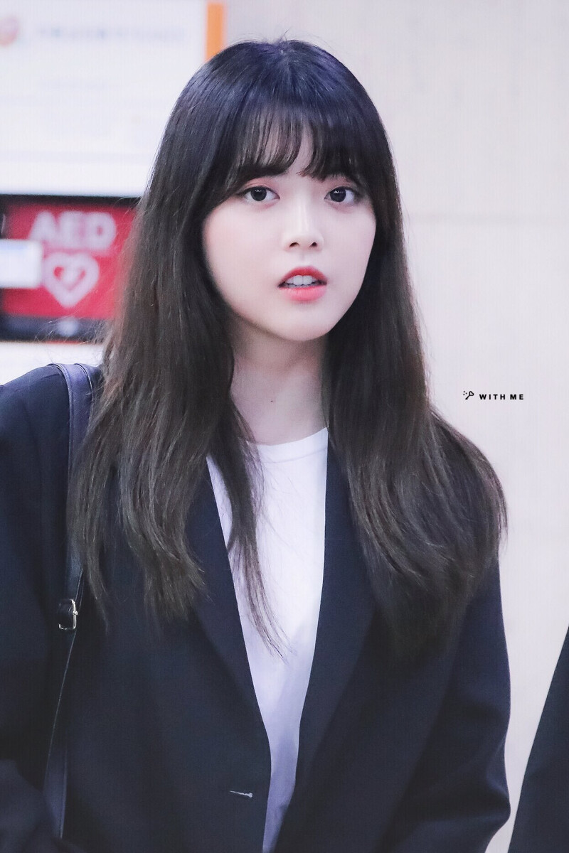 180514 Weki Meki Suyeon at Gimpo Airport documents 1