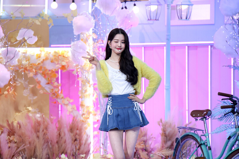 211018 Starship Naver Post - Wonyoung - Inkigayo MC Behind documents 1