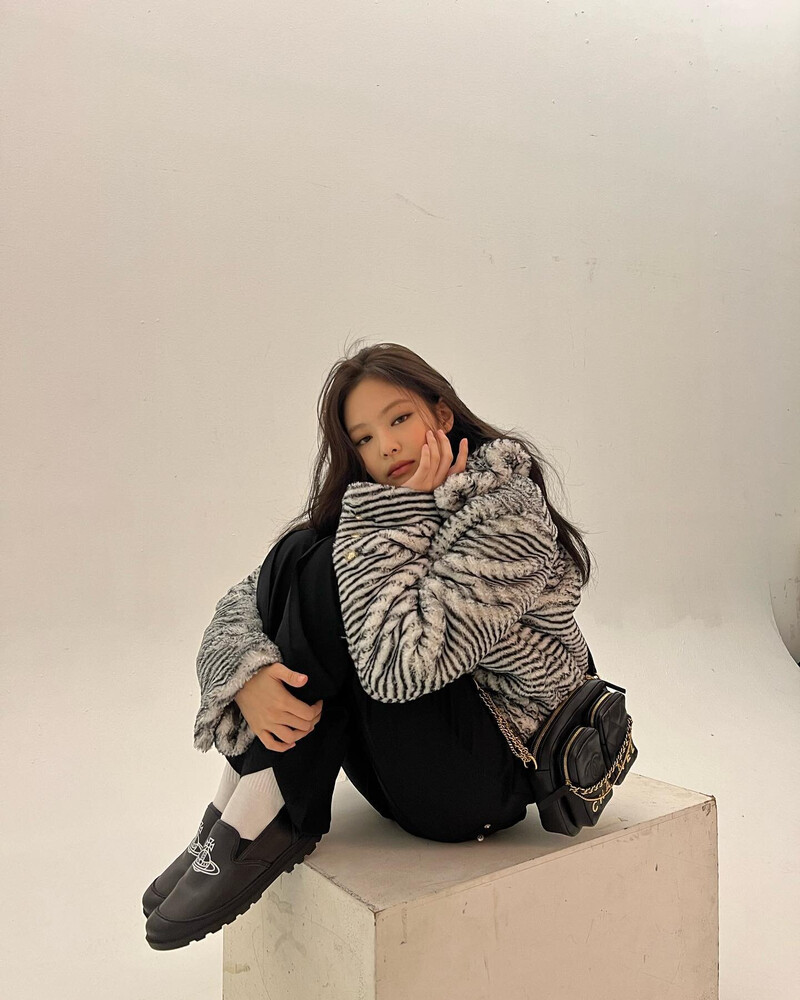 220125 - JENNIE Instagram Update documents 5