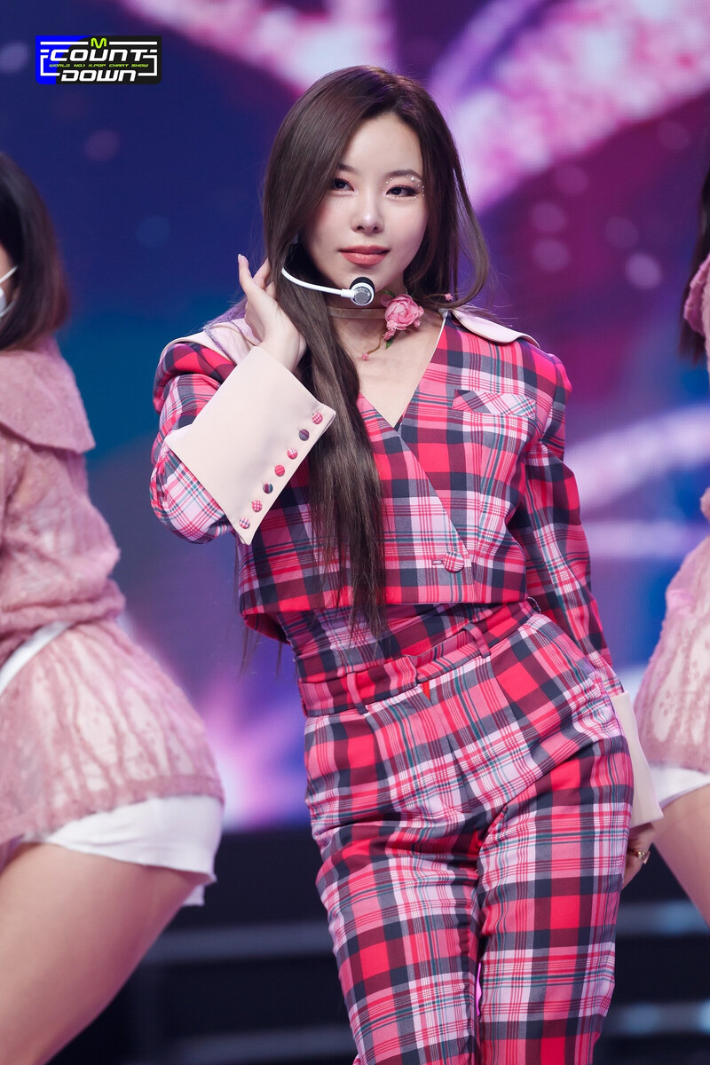 220127 Whee In - 'Make Me Happy' at M COUNTDOWN documents 22