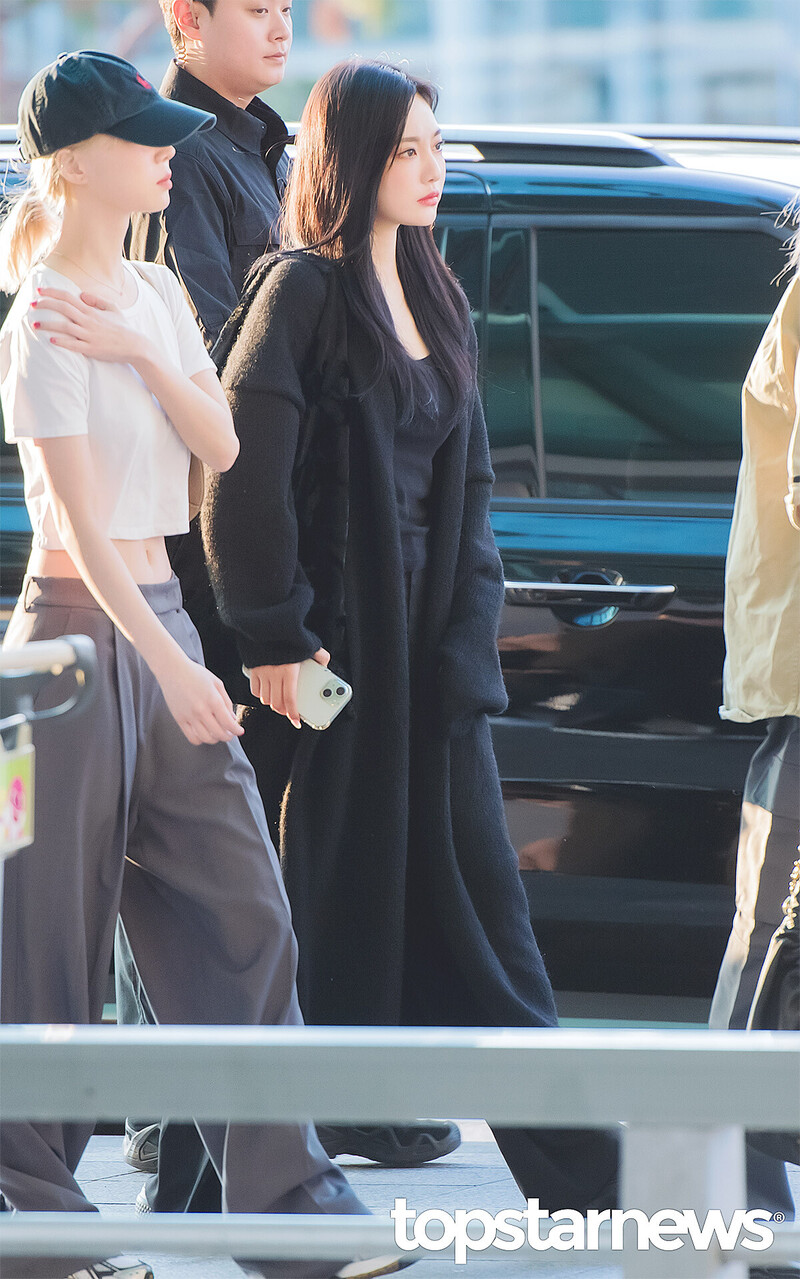 240927 aespa Ningning - at Incheon International Airport documents 2