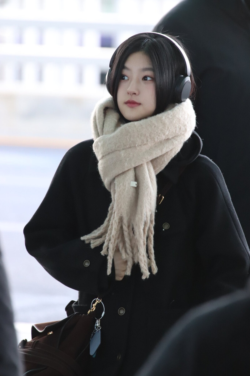 250102 KISS OF LIFE Haneul at Incheon International Airport documents 2