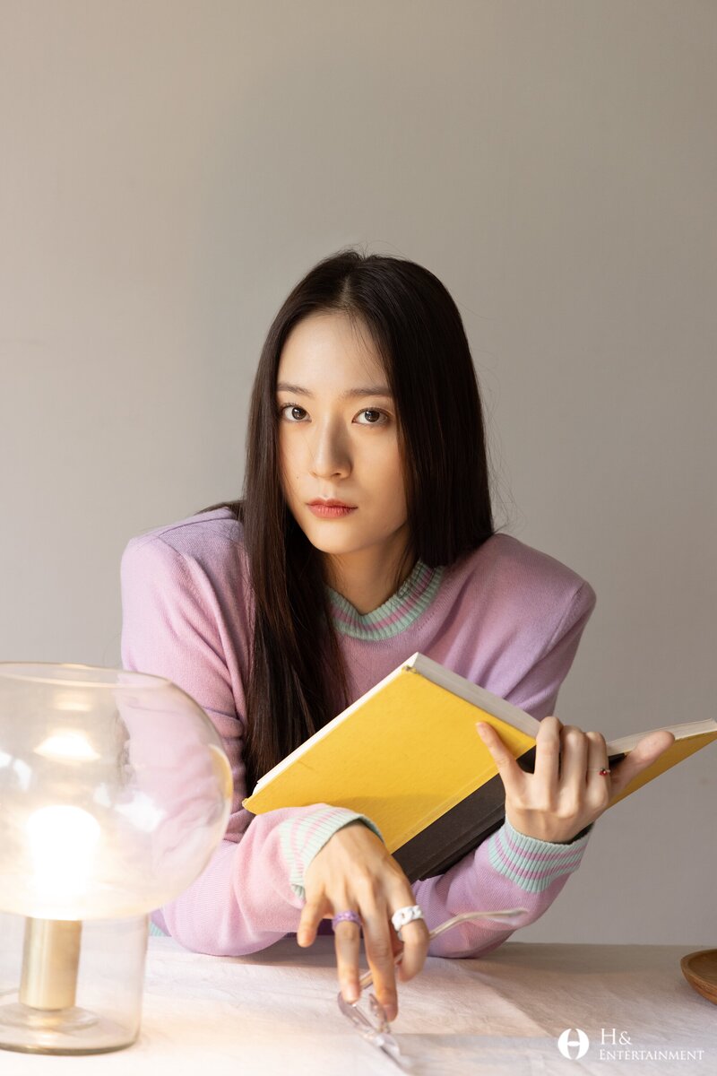 210812 H& Ent. Naver Post - Krystal's Big Issue Photoshoot Behind documents 6