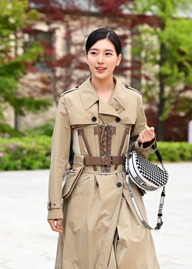 220430 Bae Suzy - Dior Women's F/W 2022 Runway Show documents 9