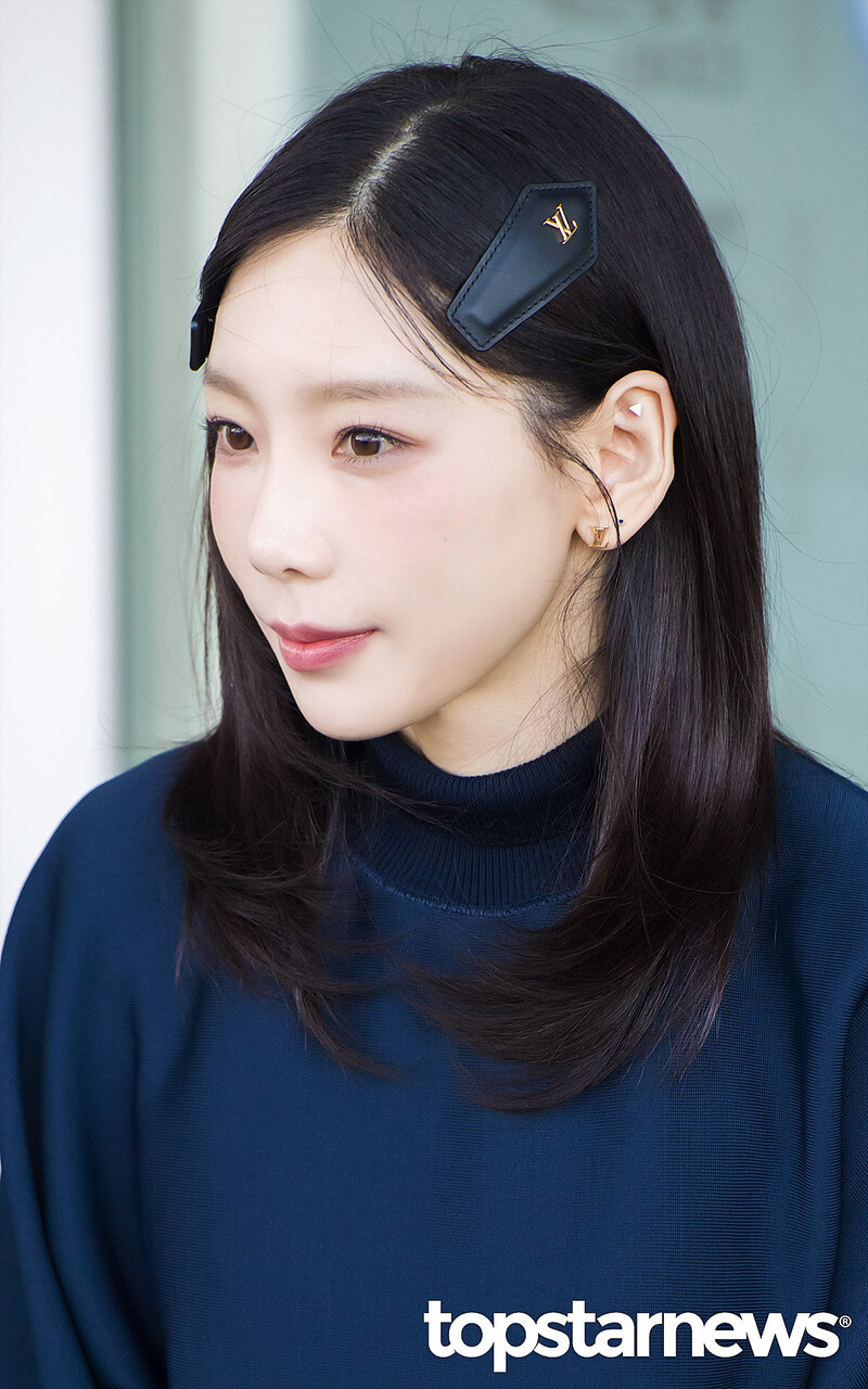 231001 Taeyeon at Incheon International Airport documents 2