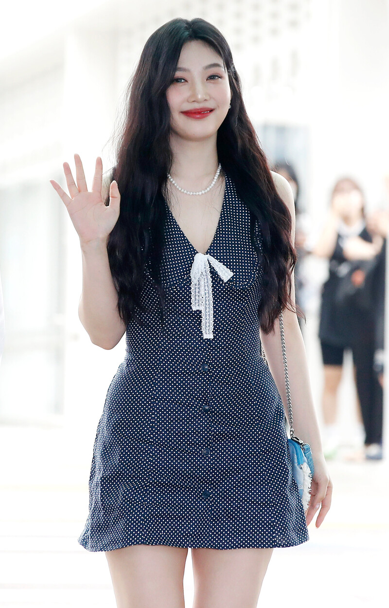 240712 Red Velvet Joy at Incheon International Airport documents 5