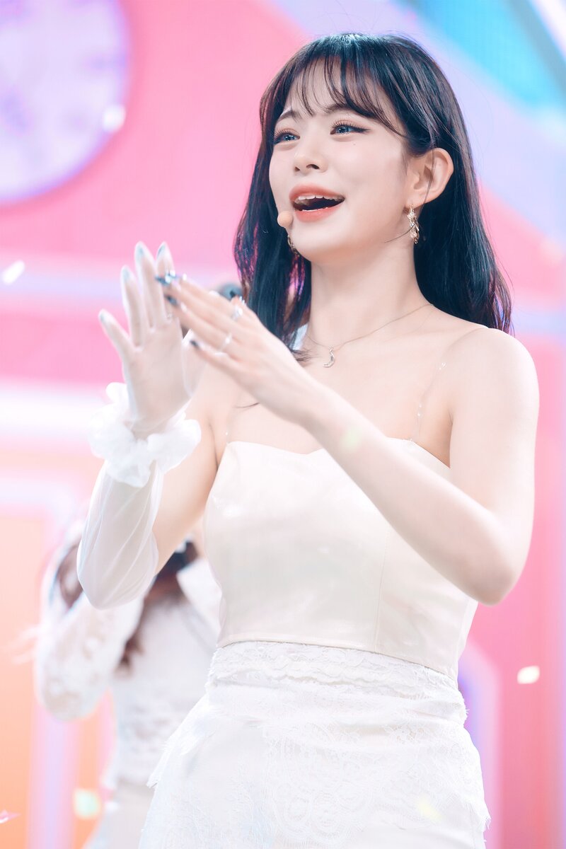 220123 fromis_9 Chaeyoung - 'DM' at Inkigayo documents 10