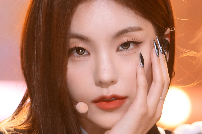 221204 ITZY Yeji - 'Cheshire' at Inkigayo documents 15