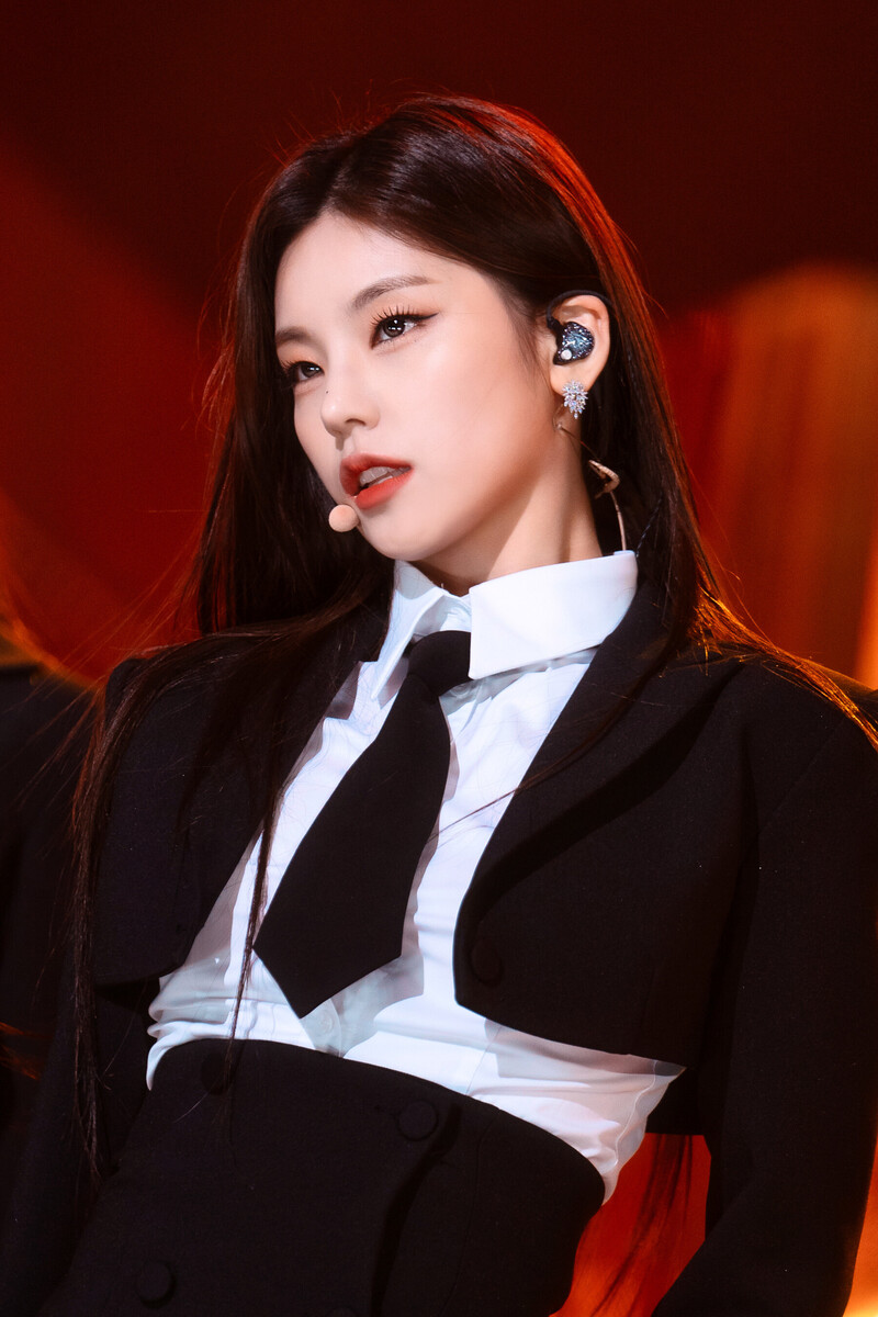 221204 ITZY Yeji - 'Cheshire' at Inkigayo documents 2