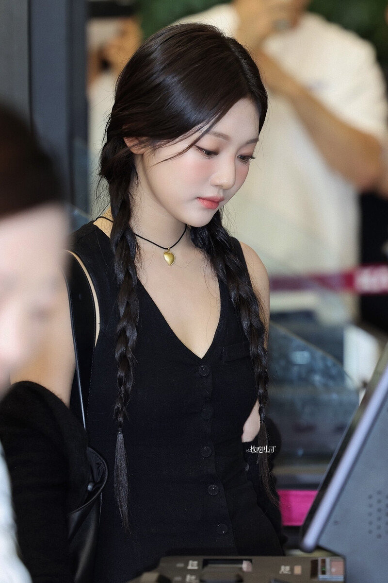 230802 aespa Ningning at Gimpo International Airport documents 4