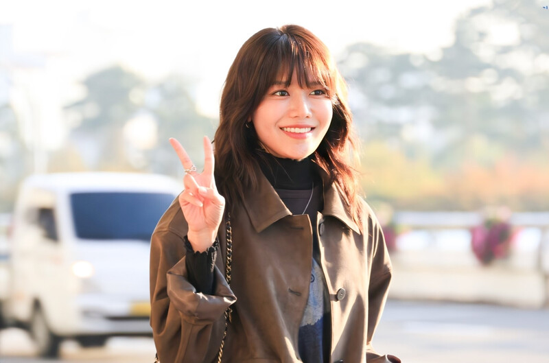 241024 Sooyoung at Gimpo International Airport documents 3