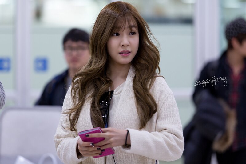 150307 Girls' Generation's Tiffany at Gimpo Airport documents 1