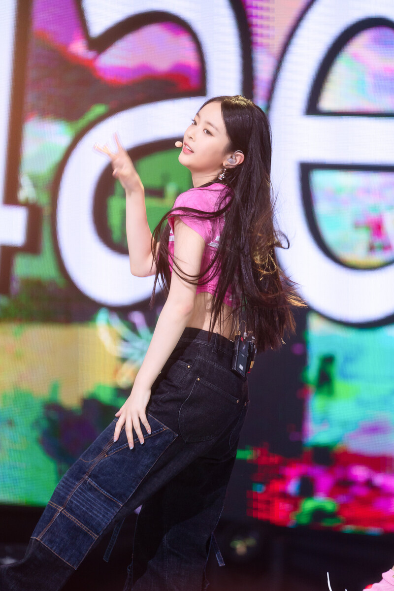 220807 NewJeans Hanni 'Attention' at Inkigayo documents 22