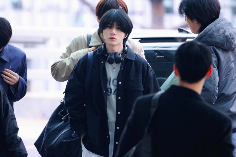 240117 TXT Beomgyu at Incheon International Airport documents 9