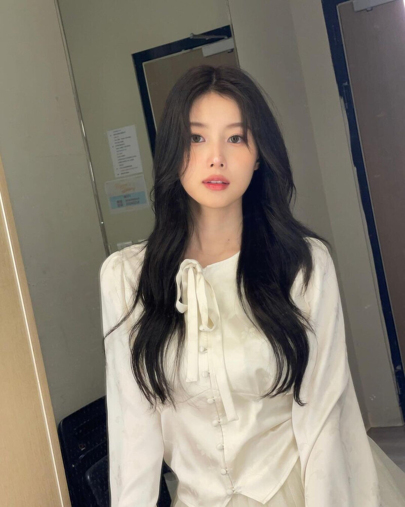 240218 Kang Hyewon Instagram Update documents 3