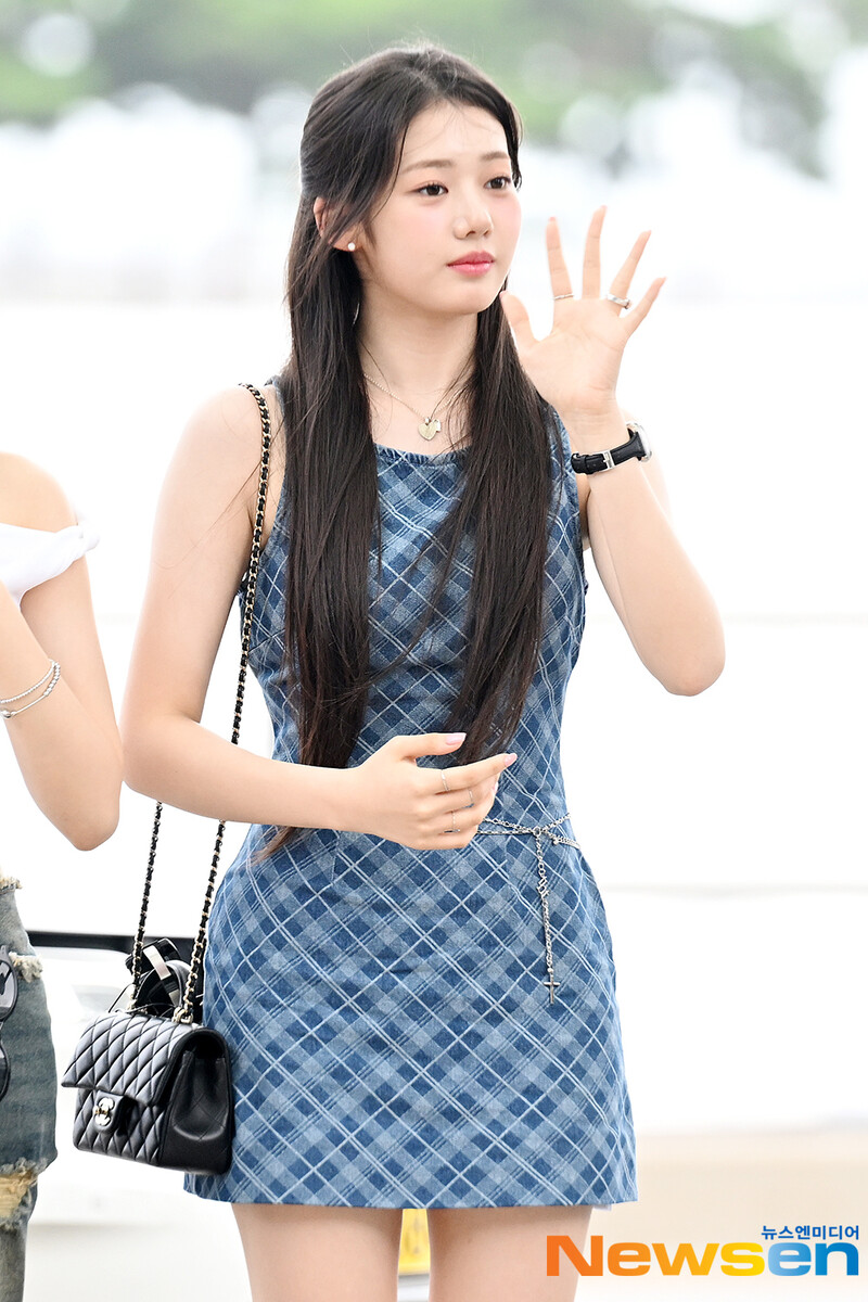 240729 BABYMONSTER Rora at Incheon International Airport documents 5