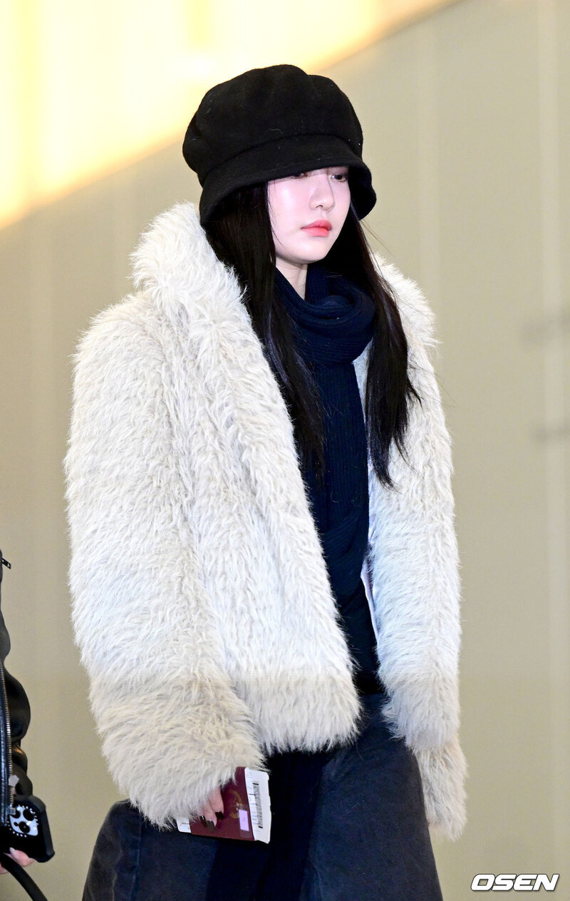 241203 aespa Ningning at Gimpo international airport documents 2