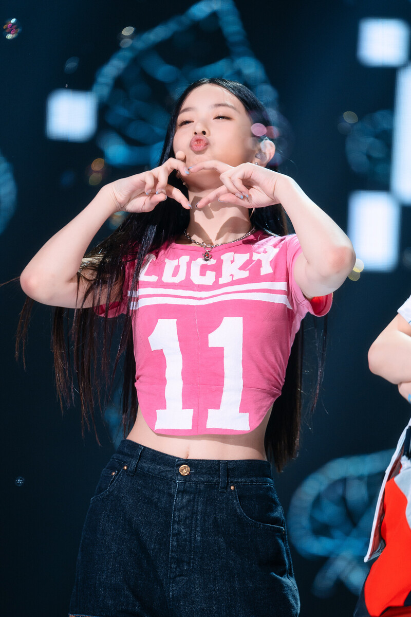 220807 NewJeans Hanni 'Attention' at Inkigayo documents 19