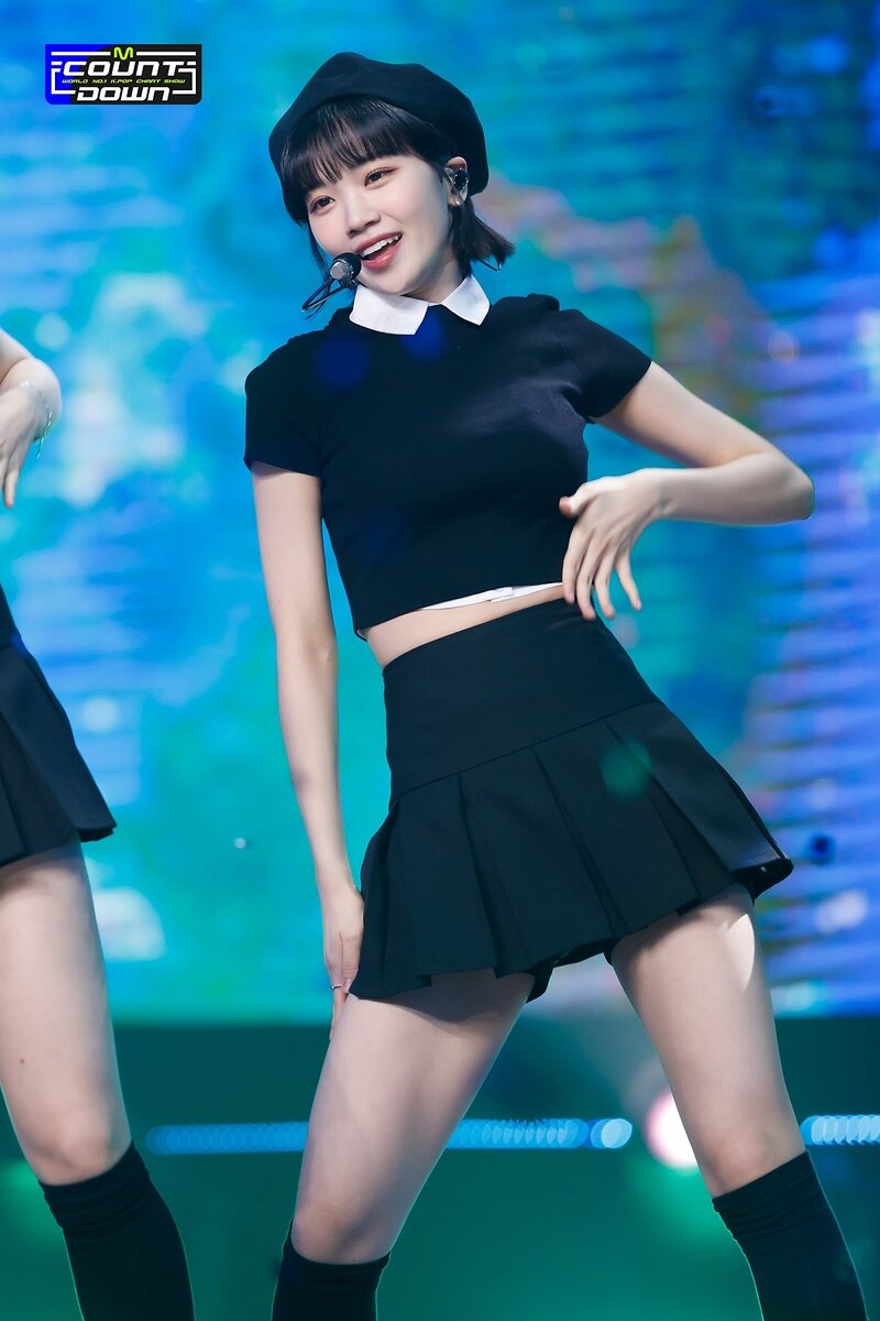 220505 LE SSERAFIM's Chaewon - 'Fearless' and 'Blue Flame' at M Countdown documents 12
