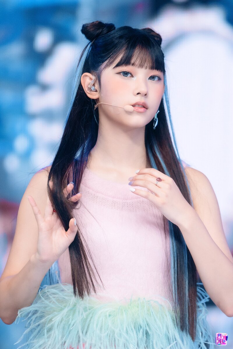 220821 NewJeans Haerin - 'Attention' at Inkigayo documents 14