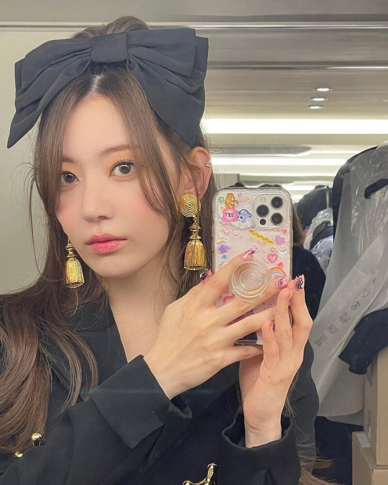 221121 LE SSERAFIM Sakura Instagram Update with Eunchae documents 1