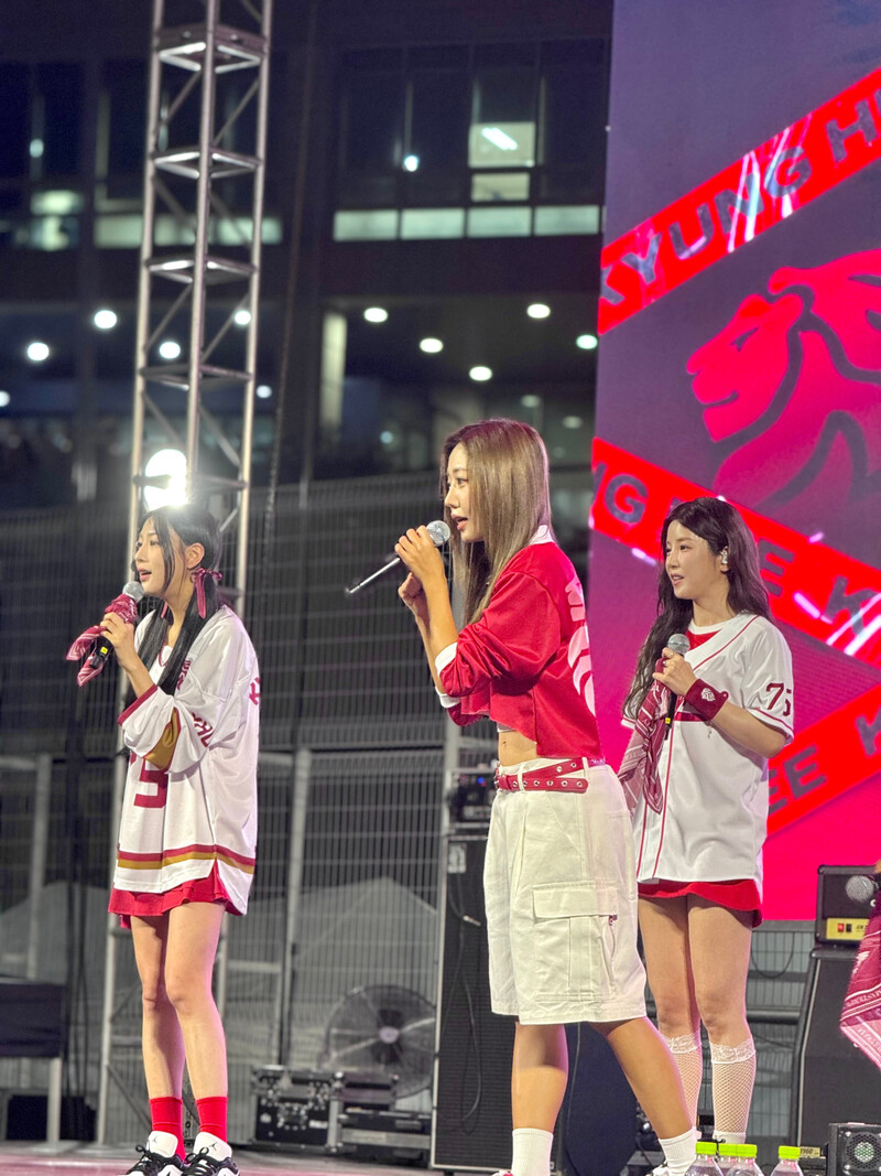 240926 APINK - at 'Kyung Hee University' Festival documents 4