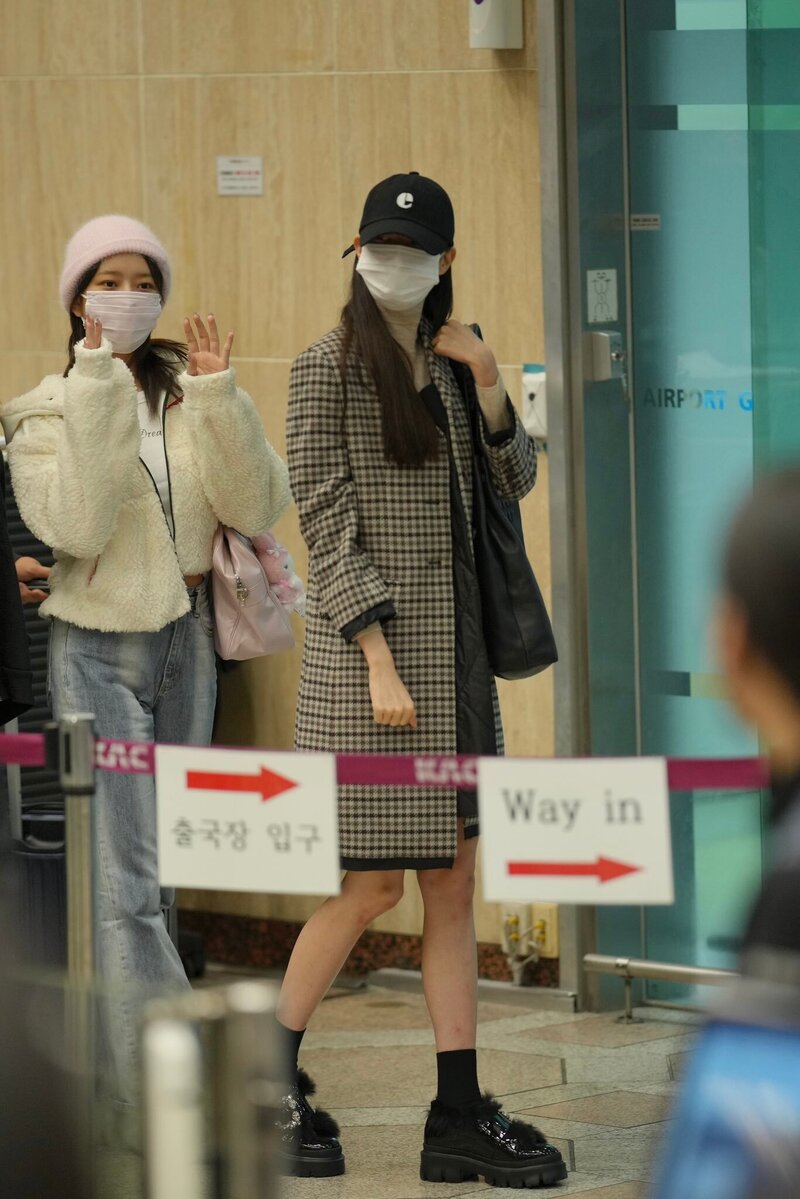 231110 IVE's WONYOUNG at Gimpo International Airport documents 4