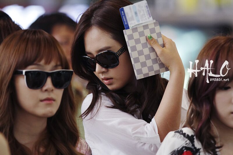 120621 Girls' Generation Yuri at Gimpo Airport documents 2